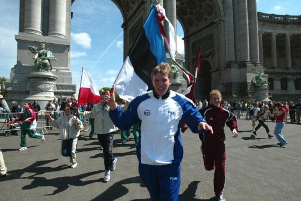 Journée de l’élargissement: arrivée des nouveaux drapeaux. Bruxelles, 1er mai 2004. 